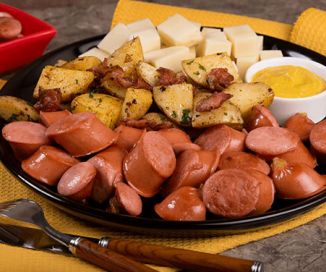 Bratwurst con mostaza y papas salteadas con tocino