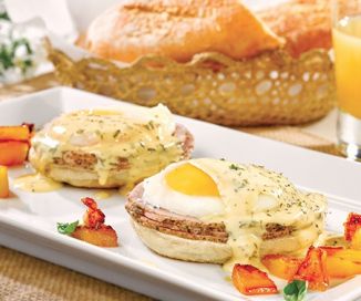 Huevos benedictinos con jamón de hierbas