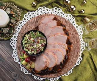 Pechuga de pavo adobada y horneada con ensalada de manzana