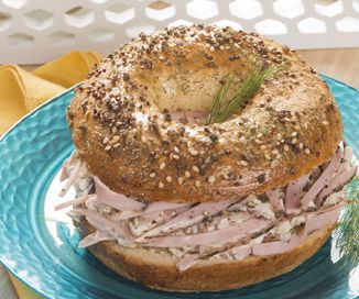 Bagel con jamón y wlaffles con tocino crocante