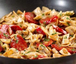 Farfalle con champiñones y chorizo sarta