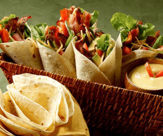 Wraps con tocino, aguacate y queso